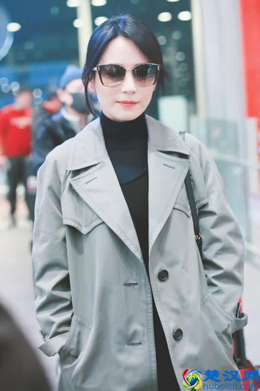 俞飞鸿穿灰色风衣，内搭“一身黑”，两款颜色搭配出高级气质！