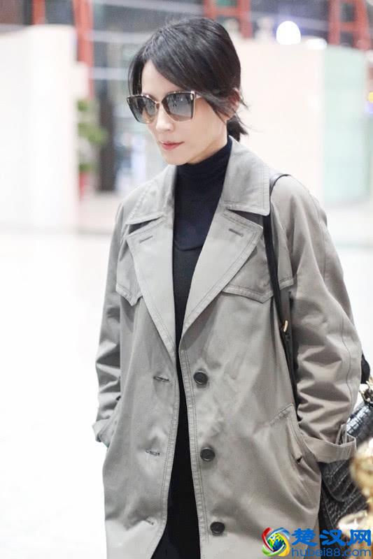 俞飞鸿穿灰色风衣，内搭“一身黑”，两款颜色搭配出高级气质！