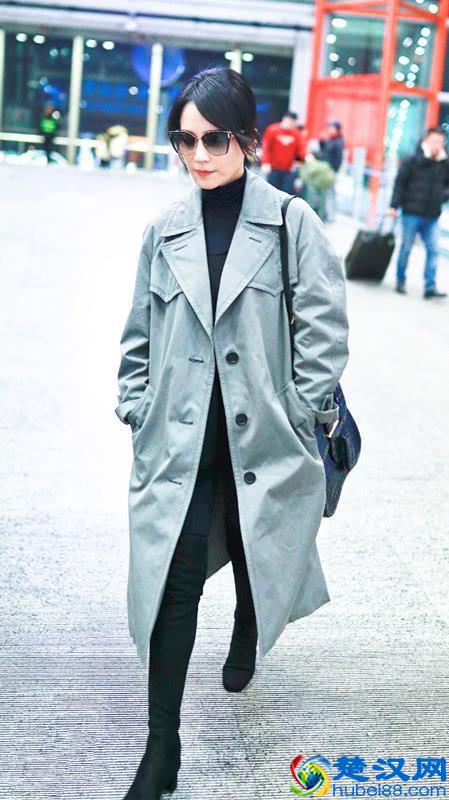 俞飞鸿穿灰色风衣，内搭“一身黑”，两款颜色搭配出高级气质！