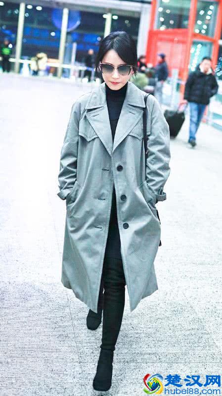 俞飞鸿穿灰色风衣，内搭“一身黑”，两款颜色搭配出高级气质！