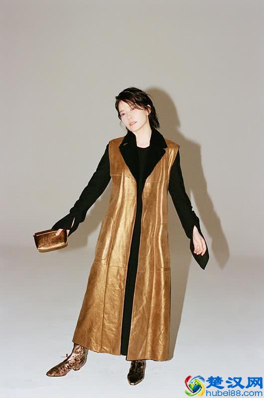 俞飞鸿穿灰色风衣，内搭“一身黑”，两款颜色搭配出高级气质！