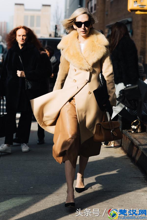 长款大衣搭裤子好看？还是配裙子洋气？