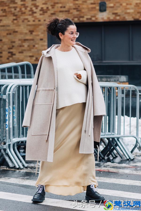 长款大衣搭裤子好看？还是配裙子洋气？