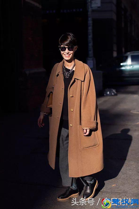 长款大衣搭裤子好看？还是配裙子洋气？