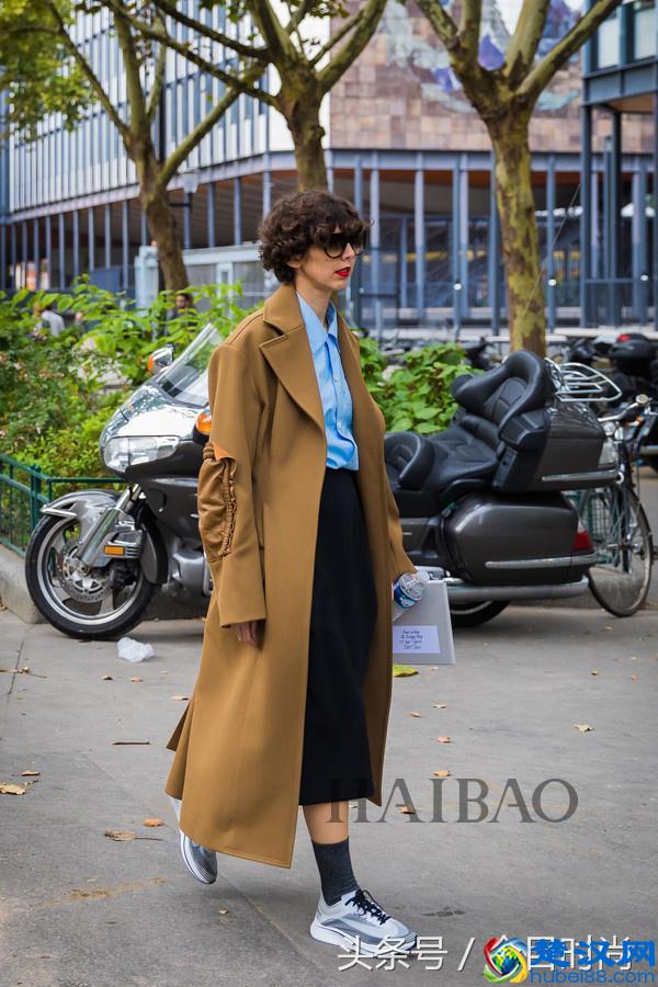 长款大衣搭裤子好看？还是配裙子洋气？