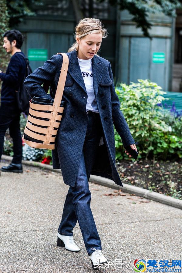 长款大衣搭裤子好看？还是配裙子洋气？