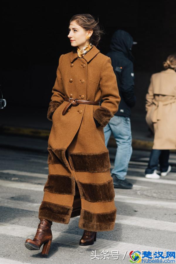 长款大衣搭裤子好看？还是配裙子洋气？