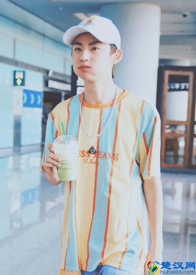 王琳凯穿黄色外套配绿色裤子，穿着这么鲜艳，想不引人注意都难！