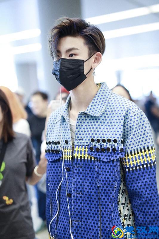 王琳凯穿黄色外套配绿色裤子，穿着这么鲜艳，想不引人注意都难！