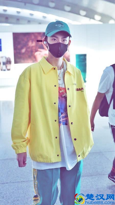 王琳凯穿黄色外套配绿色裤子，穿着这么鲜艳，想不引人注意都难！