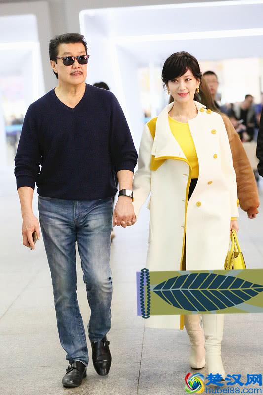 赵雅芝穿白色大衣，配黄色套头衫，黄颜色原来这么显白显气质！