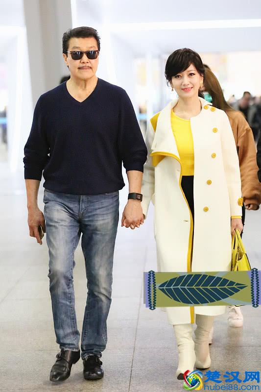 赵雅芝穿白色大衣，配黄色套头衫，黄颜色原来这么显白显气质！