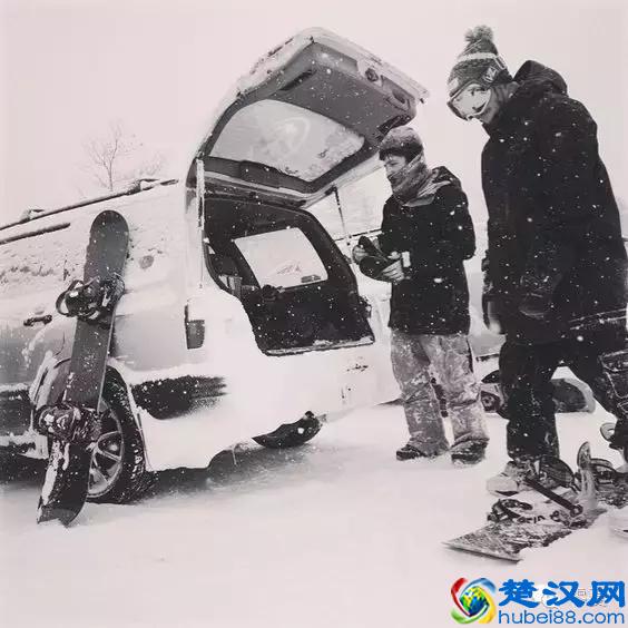 滑雪服为毛那么贵?单板滑雪装备 单板滑雪穿搭