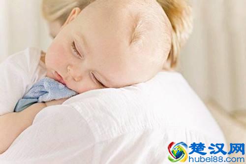 宝宝爱打嗝应该怎么办？6招预防宝宝打嗝，4方法让宝宝停止打嗝！