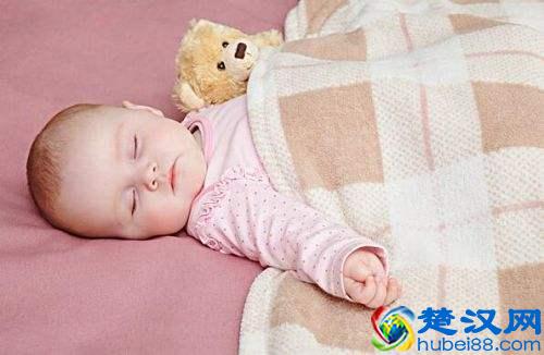 宝宝爱打嗝应该怎么办？6招预防宝宝打嗝，4方法让宝宝停止打嗝！