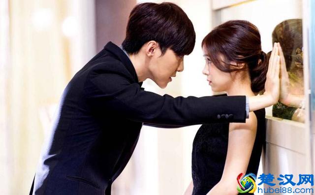 女生喜欢被壁咚吗，男孩子壁咚你就是喜欢你吗？