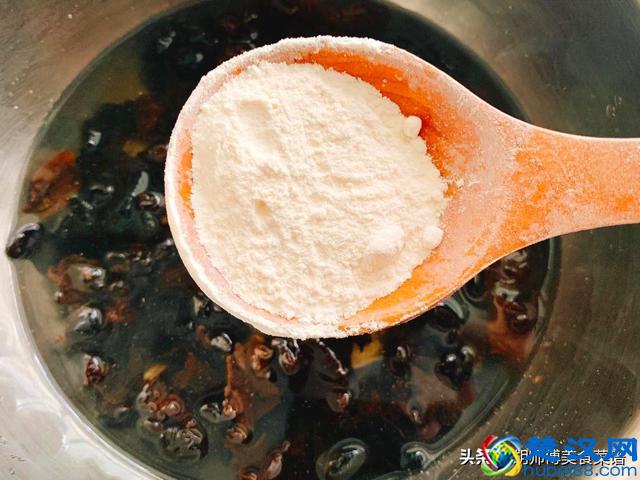 泡黑木耳时，只加水是大错特错！加点它，保证脏东西自动跑出来