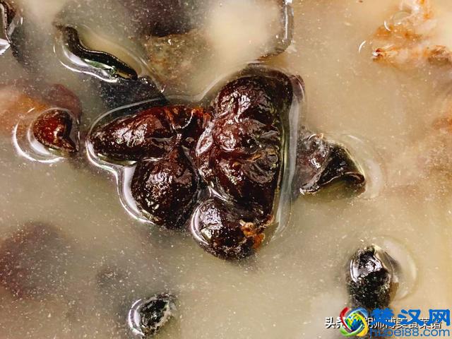 泡黑木耳时，只加水是大错特错！加点它，保证脏东西自动跑出来