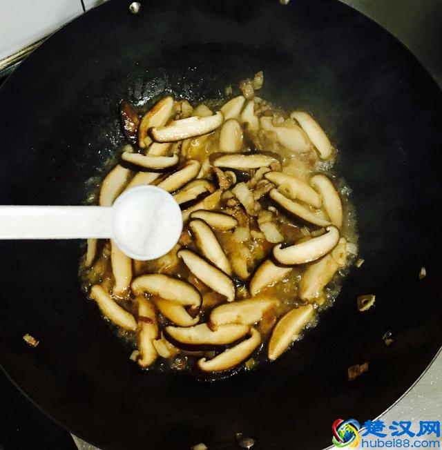 香菇青菜怎样做好吃？香菇炒青菜的家常做法