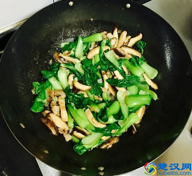 香菇青菜怎样做好吃？香菇炒青菜的家常做法