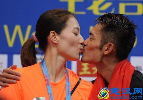 谢杏芳说与林丹一起“风雨同舟”中的“风雨”是指什么意思?