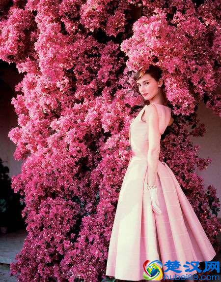 订婚礼服穿什么？