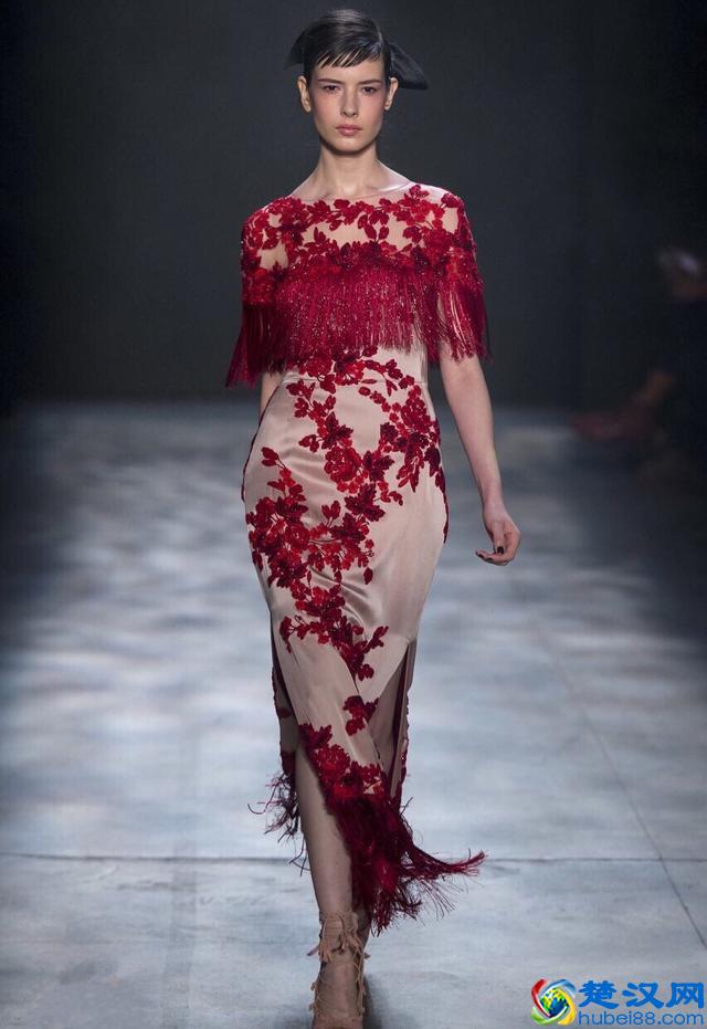 订婚礼服穿什么？