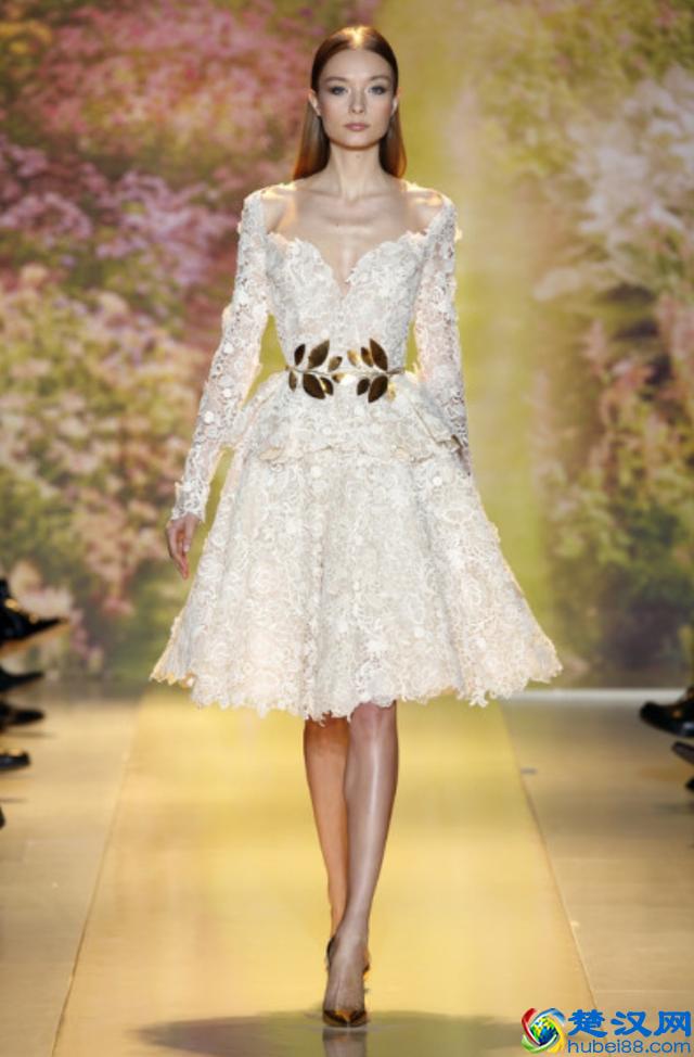 订婚礼服穿什么？