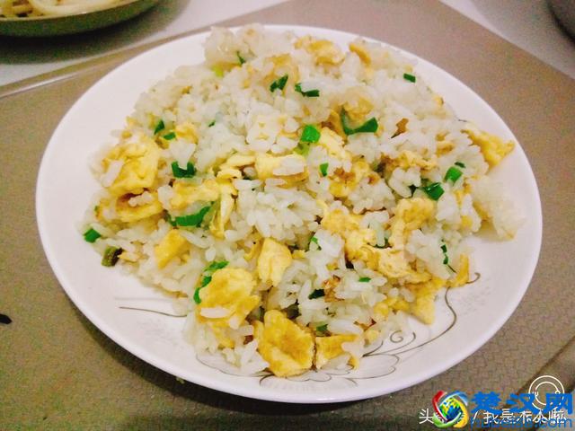 蛋炒饭怎么做简单又好吃呢？我教你三招，保证你从此爱上