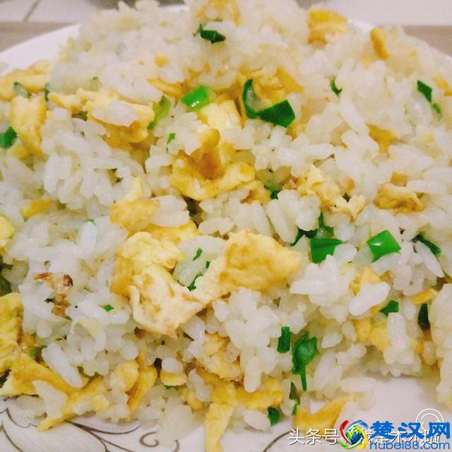 蛋炒饭怎么做简单又好吃呢？我教你三招，保证你从此爱上