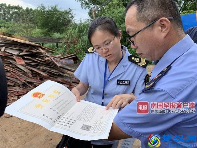 恶心！南宁一"地沟油"提炼点被查 动物内脏不停翻滚着，大量苍蝇爬在炼油废料上