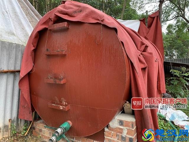 恶心！南宁一"地沟油"提炼点被查 动物内脏不停翻滚着，大量苍蝇爬在炼油废料上