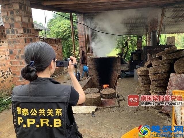 恶心！南宁一"地沟油"提炼点被查 动物内脏不停翻滚着，大量苍蝇爬在炼油废料上