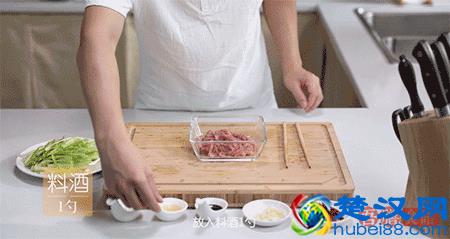 教你韭黄炒肉的家常做法，脆嫩多汁，超下饭，全家老少都爱吃