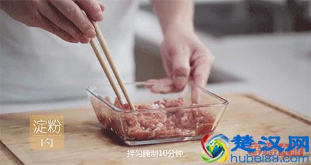 教你韭黄炒肉的家常做法，脆嫩多汁，超下饭，全家老少都爱吃