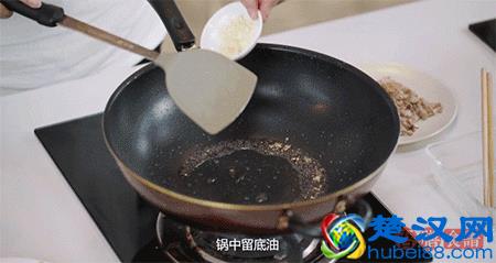 教你韭黄炒肉的家常做法，脆嫩多汁，超下饭，全家老少都爱吃