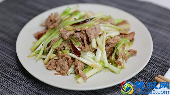 教你韭黄炒肉的家常做法，脆嫩多汁，超下饭，全家老少都爱吃