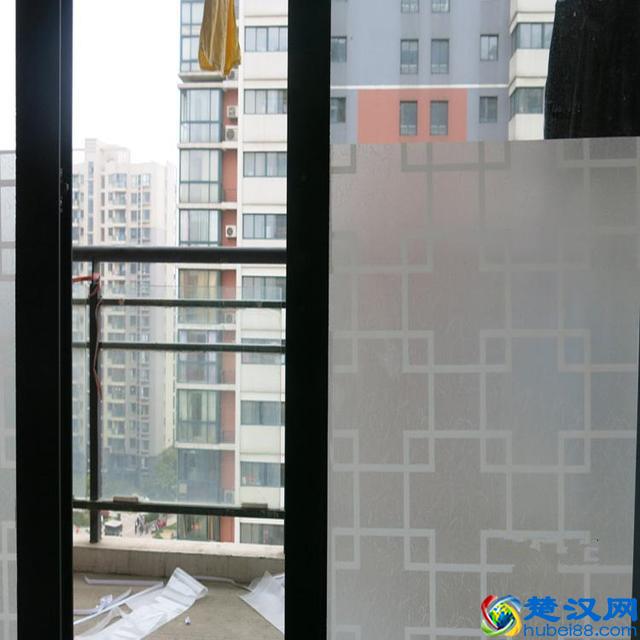 门窗几乎没人装窗帘了，又俗又丑！现在流行玻璃纸，实用还美观