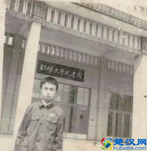 55年前的今天，査海生从操采菊身上来到人间