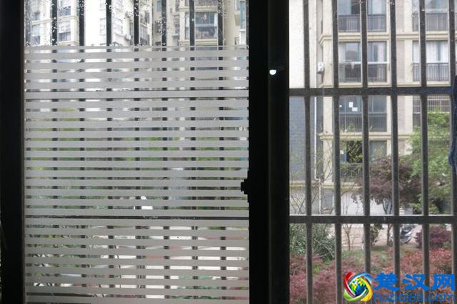 门窗几乎没人装窗帘了，又俗又丑！现在流行玻璃纸，实用还美观