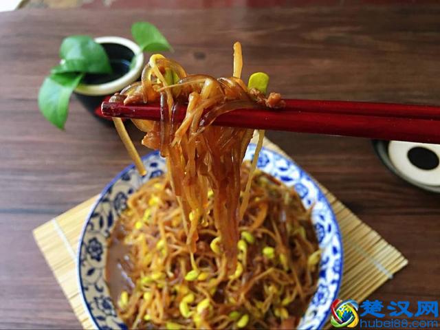 教你做黄豆芽炒粉条，地地道道的农家菜，做法简单，好吃接地气！