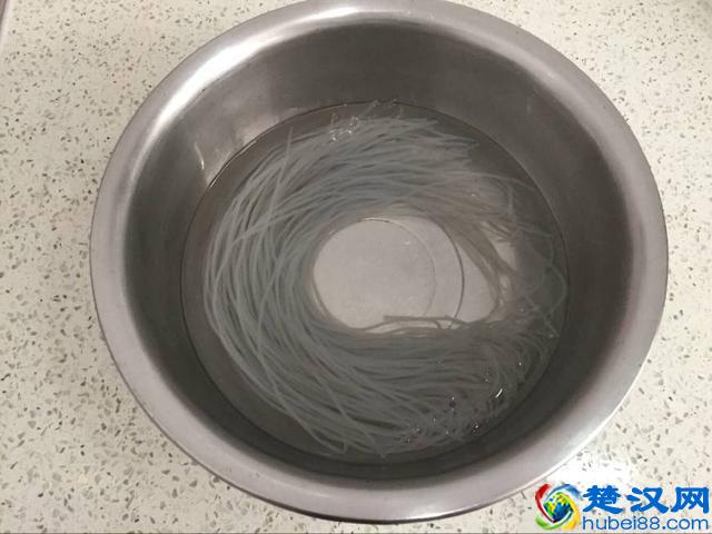 教你做黄豆芽炒粉条，地地道道的农家菜，做法简单，好吃接地气！