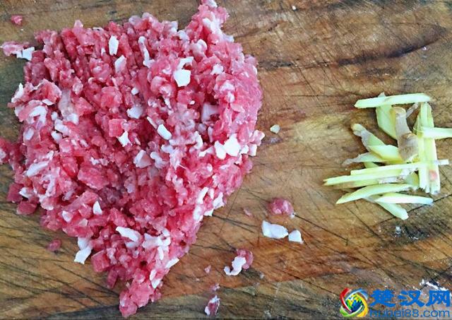 教你做黄豆芽炒粉条，地地道道的农家菜，做法简单，好吃接地气！