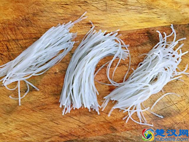 教你做黄豆芽炒粉条，地地道道的农家菜，做法简单，好吃接地气！