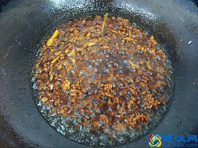 教你做黄豆芽炒粉条，地地道道的农家菜，做法简单，好吃接地气！