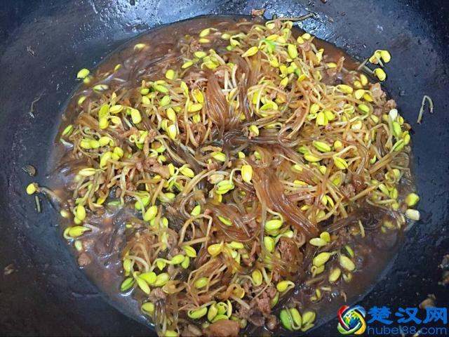 教你做黄豆芽炒粉条，地地道道的农家菜，做法简单，好吃接地气！