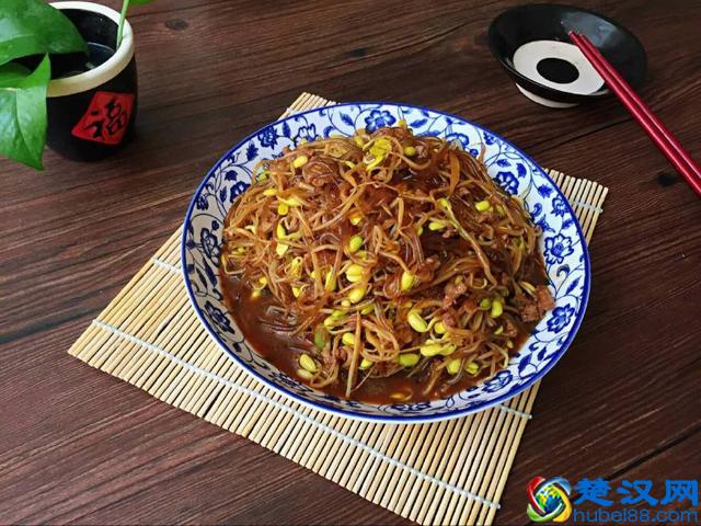 教你做黄豆芽炒粉条，地地道道的农家菜，做法简单，好吃接地气！