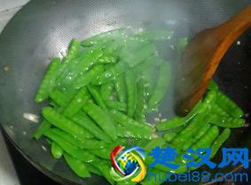 清炒荷兰豆，一道清脆爽口的素菜