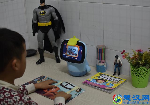 寓教于乐，孩子超喜欢！一款萌趣的聪聪AI陪伴教育机器人体验