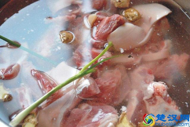 70岁老师傅羊肉汤的制作方法,羊汤不膻秘诀,5个步骤全部搞定!